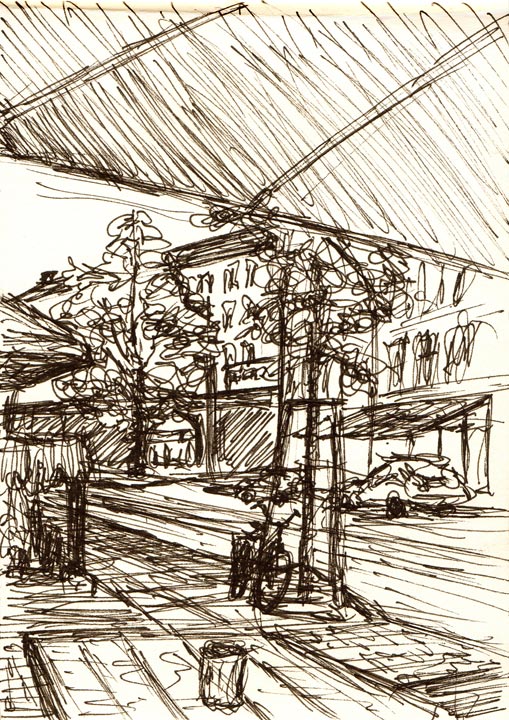 Zeichnung einer Straße aus Sicht eines Cafétischs, ein Fahrrad lehnt an einem Baum, im Hintergrund die Hochbahn Schönhauser Allee